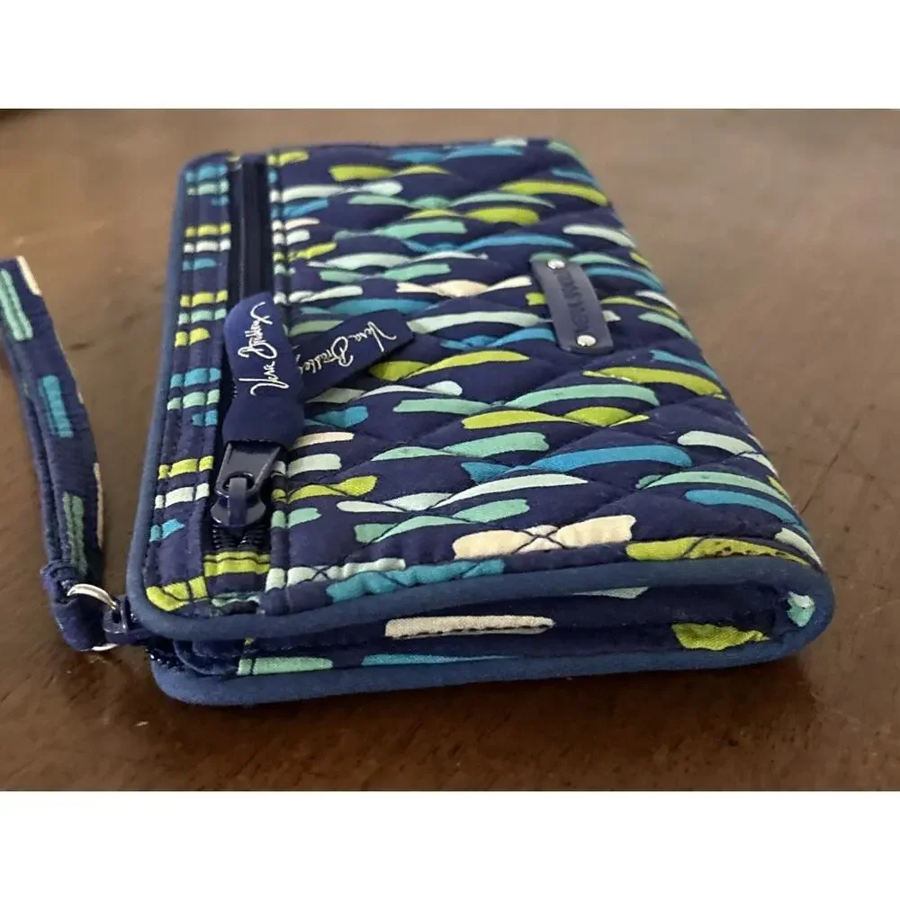 Vera Bradley Katalina Showers Wristlet Zip Close Inner Divider Excellent Pre Own